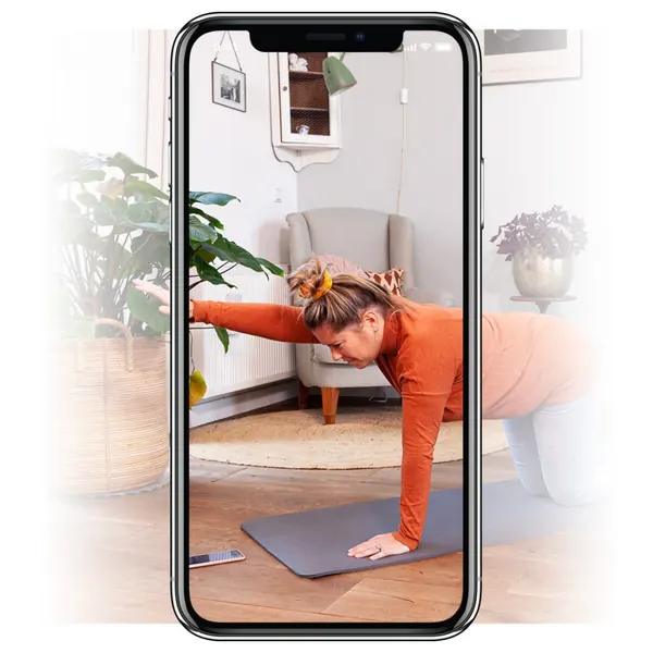 Cliënt doet thuis een oefening, getoond op een telefoon